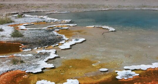 Concrétions de geysérite (silice) aux Sources de Firehole, Yellowstone