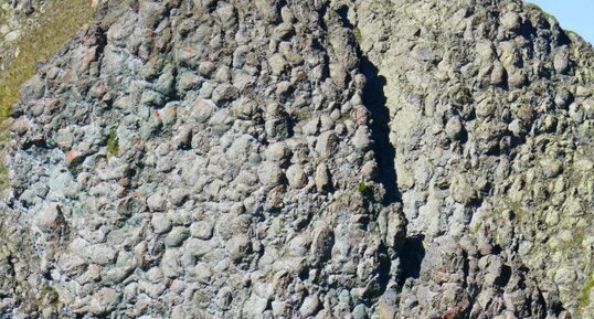 Mur de pillow-lavas (lave en coussins) redressés au Collet Vert (ophiolithe (…)