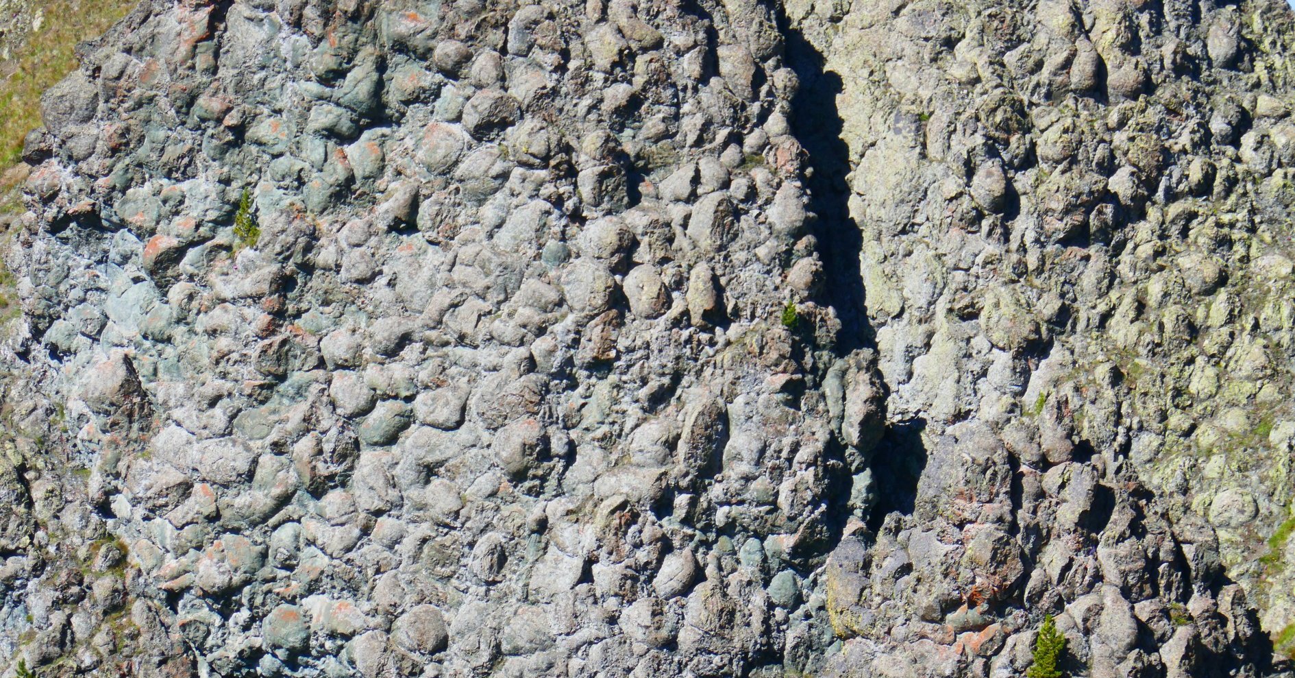 Mur de pillowlavas (lave en coussins) redressés au Collet Vert