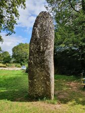 Kerampeulven, Menhir