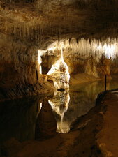 Stalactite dans la galerie du siphon - grottes de Choranche