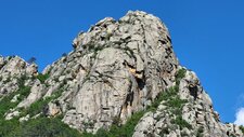 Granite monzonitique leucocrate à grenats