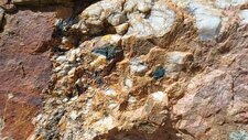 Pegmatites décimétriques à Riebeckites-Fayalites