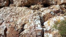 Pegmatites décimétriques à Riebeckites-Fayalites
