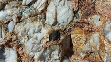 Pegmatites décimétriques à Riebeckites-Fayalites