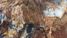 Pegmatites décimétriques à Riebeckites-Fayalites