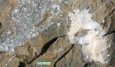 Filons et géodes de calcite