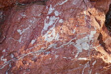 Marbre rouge de la carrière de Vitry à Caunes-Minervois.