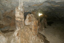 Grotte du Maquis dans les calcaires dévoniens inférieurs.