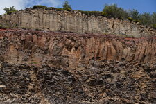Coulées de basalte avec formation de porcelanite - Velay.