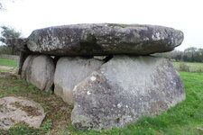 Dolmen de la Frébouchère et sa dalle géante de granite