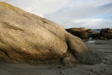 Bloc de granite sur une plage du Finistère nord