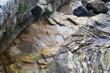 Grand filon de granite dans migmatites plissées