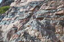 Filons de granite gris dans le granite rose