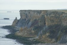 Marnes de Port-en-Bessin surmontées par les calcaires de Saint-Pierre-du-Mont, Arromanches