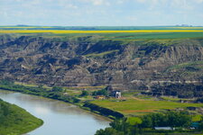 Vallée de Red Dear Valley et ses escarpements de badlands.