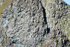 Mur de pillow-lavas (lave en coussins) redressés au Collet Vert (ophiolithe du Chenaillet)
