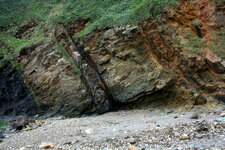 Plage de la Source : sills basaltiques