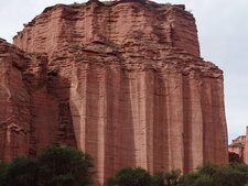 Erosion en cannelures de grès rouges fluviatiles à Talampaya, Argentine.