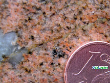 Filon de microgranite rose