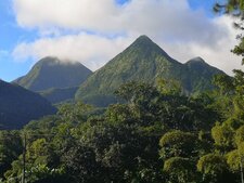 Site 7. Les dômes de lave des Pitons du Carbet depuis l