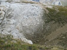 Entonnoir de dissolution dans le gypse au sommet du Petit Mont Blanc