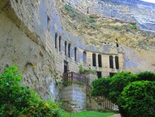 habitation troglodytiques tuffeau, douves du château de Brézé