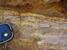 Pli anisopaque en fourreau ds niveau calcaire silicifié lutétien sup avec lits ferrugineux dans le rocher de Toubab Dialaw 