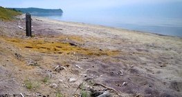 Ile d'Okhone, rive occidentale, plage de sable rouge