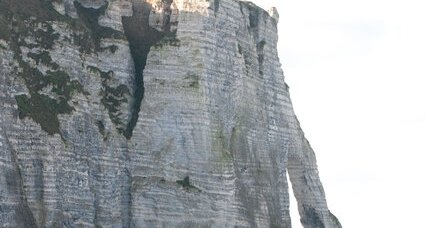 Vue nord-ouest des falaises d'Etretat