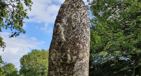 Kerampeulven, Menhir