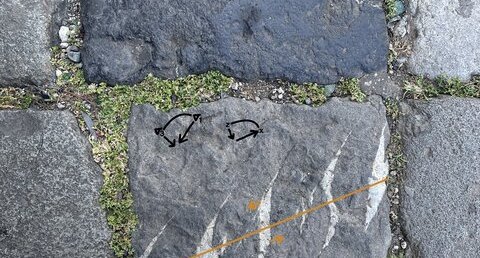 Fentes de tension senestres en échelon dans les pavés du vieux Marseille