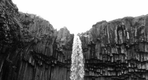 Cascade au milieu d'orgues volcaniques