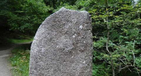 Huelgoat, Menhir de la mare aux sangliers