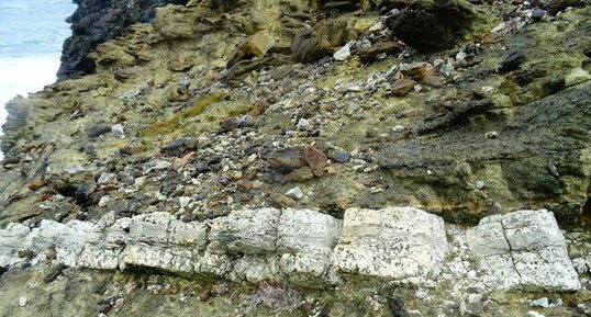 Filon de gabbro clair dans péridotite, Capu Grossu