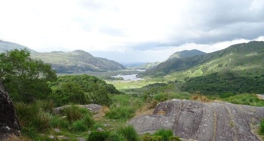 Roches mamelonnées par la glaciation würmienne dans le parc de Kilarney
