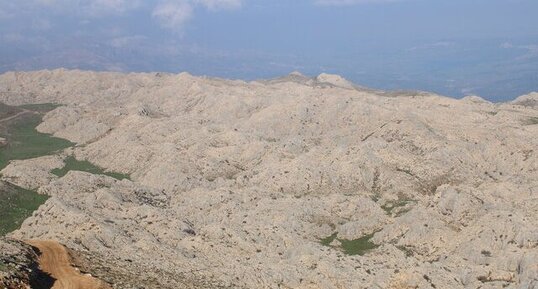 Vue du lapiez du Nemrut Dagui depuis la piste d'accès au mausolée