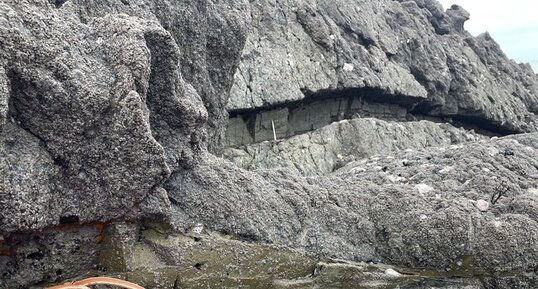 Zoom sur le filon de dolérite semblant faire un biseau, près de Saint Malo