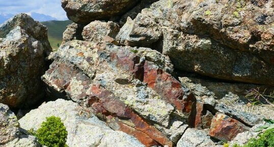 Filons de dolérite dans les gabbros du Chenaillet