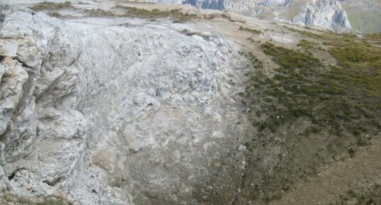 Entonnoir de dissolution dans le gypse au sommet du Petit Mont Blanc