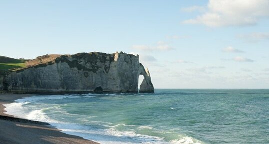 Vue vers le nord-ouest des falaises d'Etretat