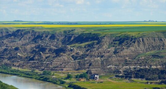 Vallée de Red Dear Valley et ses escarpements de badlands.
