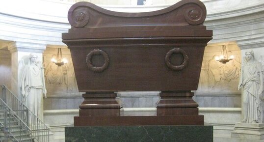 Tombeau de Napoléon Bonaparte en quartzite de Chokcha