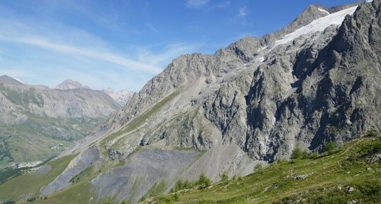 Chevauchement du socle sur les sédiments jurassiques (La Meije)