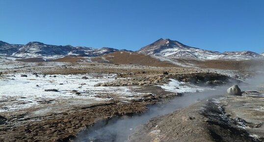 Cours d'eau chaude, devant le volcan Tatio