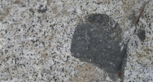Enclave basique dans granite, Hells Gate