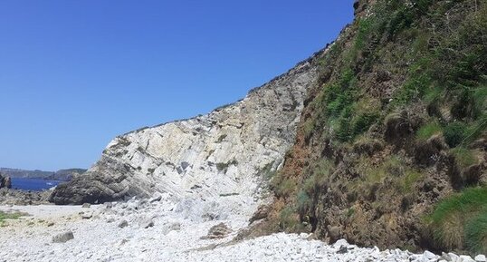 Filon de dolerite recoupant le grès armoricain