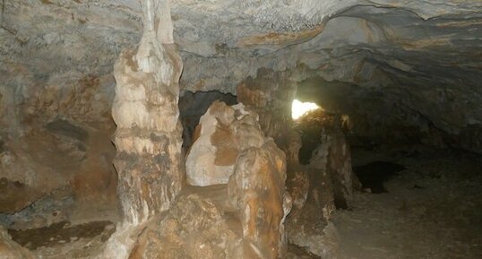 Grotte du Maquis dans les calcaires dévoniens inférieurs.