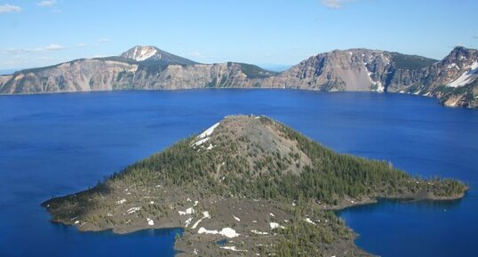 Wizard Island et le Crater Lake.