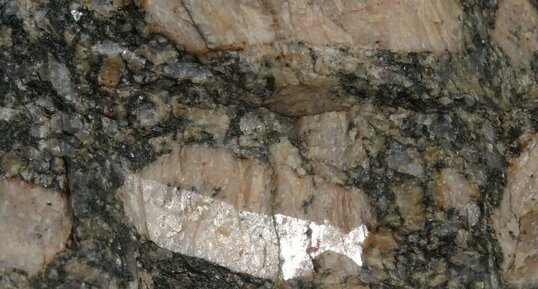 Feldspath Alcalin (Orthose) maclé dans granite, Cargèse (Corse)